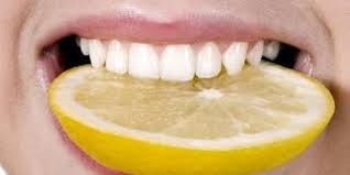 تبييض الأسنان بالليمون