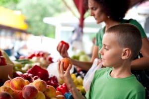 mom-son-choosing-produce