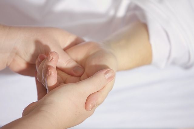 ما هي أسباب تورم الأصابع علاج تورم الاصابع