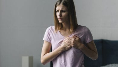 هل الغدة الدرقية تسبب ألم في الثدي