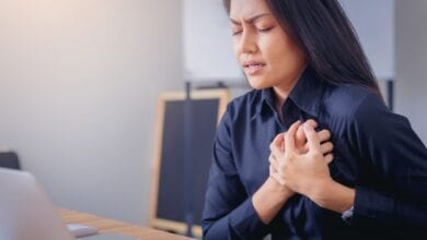 أسباب ألم الثدي الأيسر والكتف