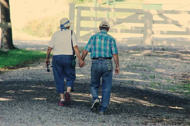 من فوائد المشي لكبار السن خفض سكر الدم وتنظيم الضغط